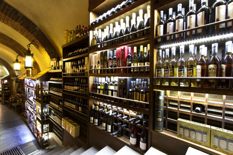 bar-BAUDINARD SUR VERDON-min_world_street_travel_shop_canon_georgia_wine_bottles-429767